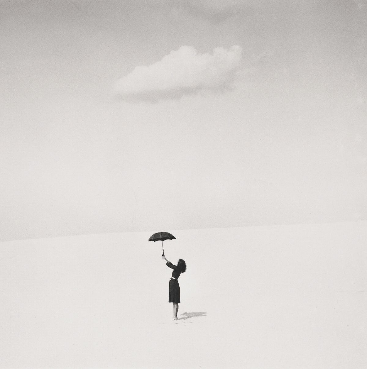 <모래언덕 위의 인물(Portrait on the Dune)>, 1950(경), 20.8x20.7cm. © SHOJI UEDA 