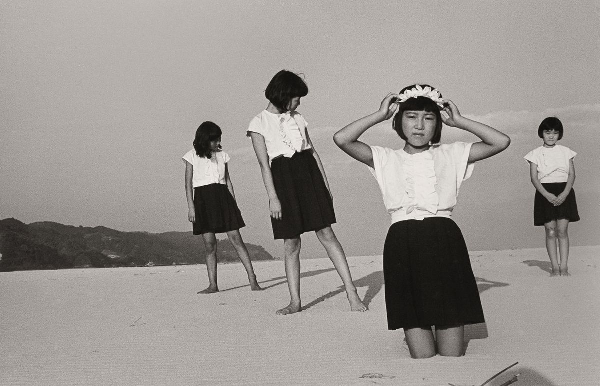 <소녀들(The Girls)>, 1945, 20.3x31.7cm. © SHOJI UEDA