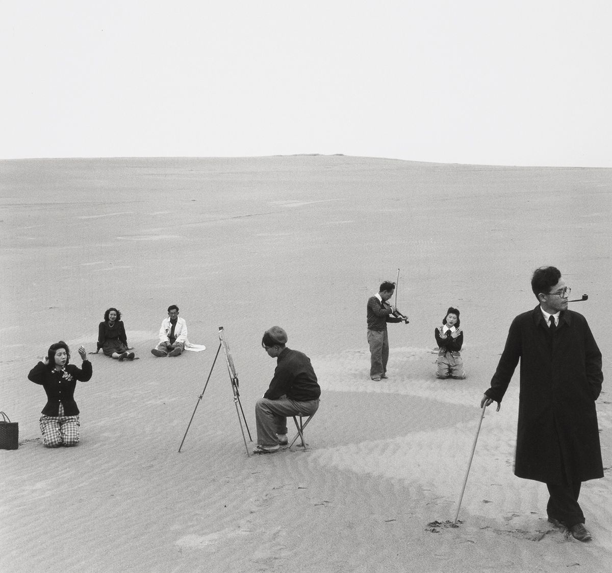 <모래언덕 위의 군상(A Crowd on the Dune)>, 1949, 18.5x19.8cm. © SHOJI UEDA