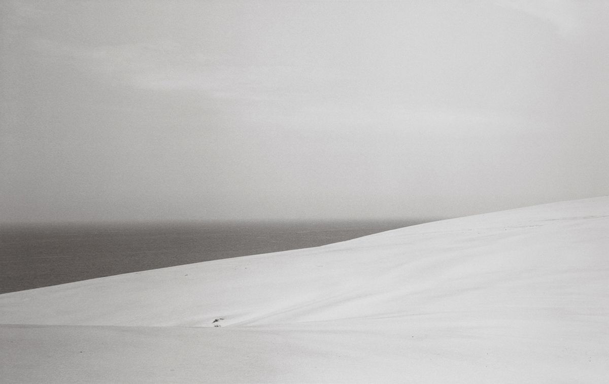 <모래언덕의 바다(Sea of Dune)>, 1950, 24.6x38.8cm. © SHOJI UEDA