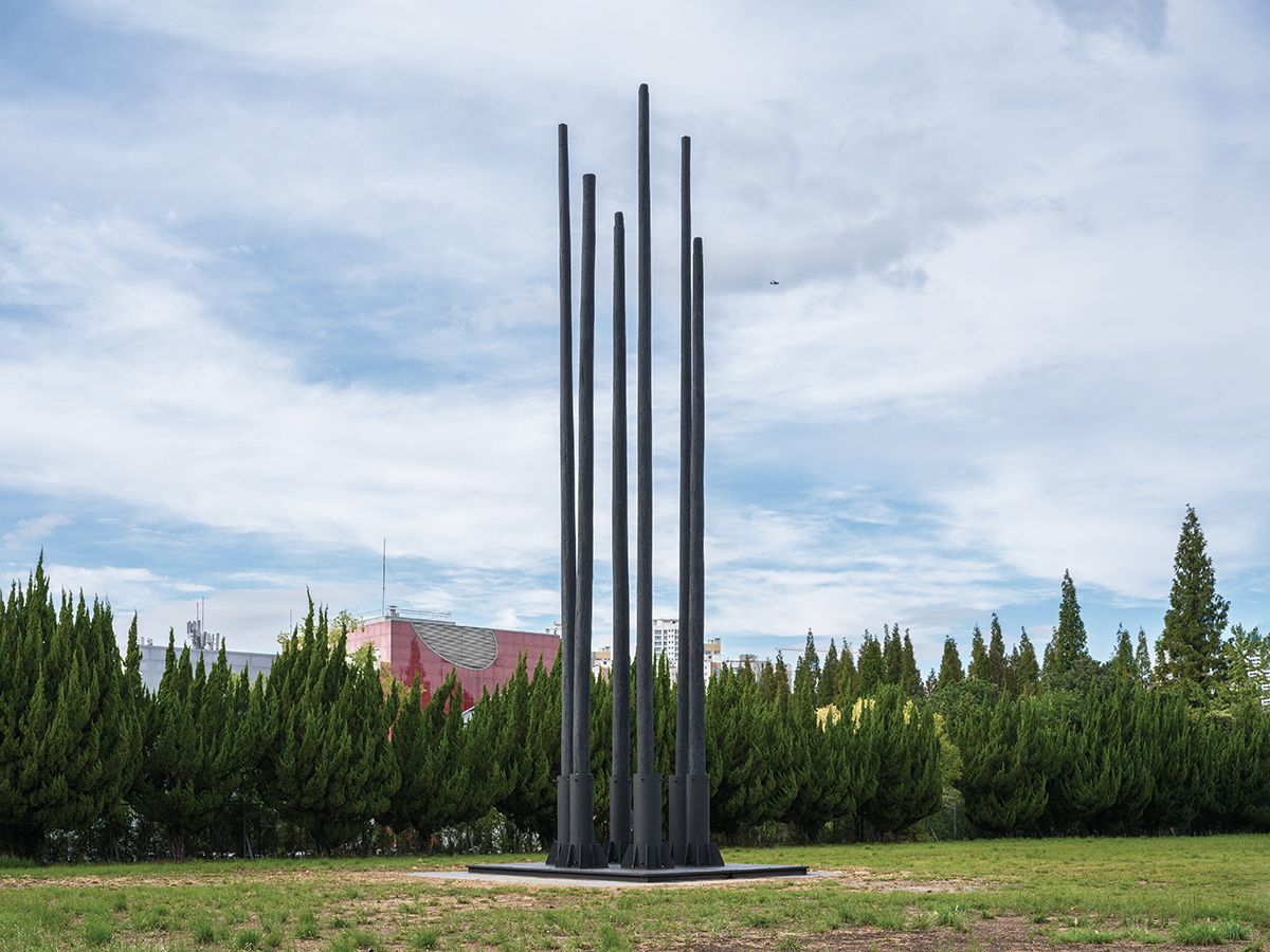 정현, <목전주>, 2006, 나무, 철, 콜타르, 1726x497x597cm, 경기도미술관 소장.