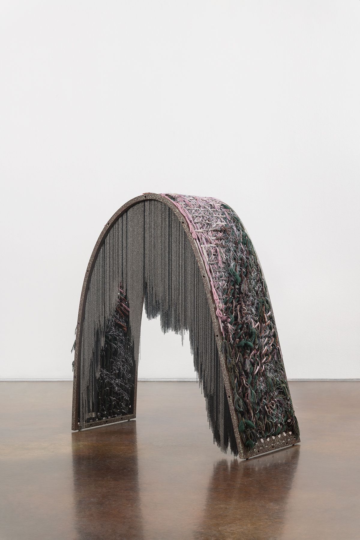 강서경, <Mountain #autumn #23-02>, 2023, Acier peint, fil, chaine, roues Approx, 100.3(H)x89.5(W)x39.8(D)cm. Courtesy of the artist and Kukje Gallery.