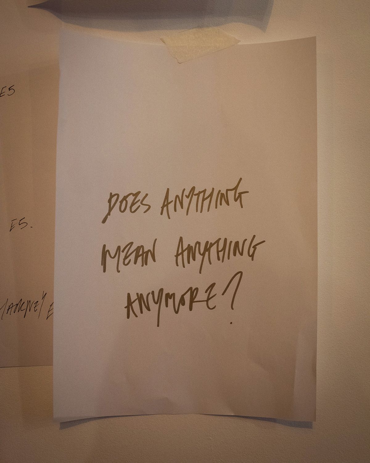 “Does Anything Mean Anything Anymore(이젠 모든 게 무의미해진 걸까)?” 벽에 붙은 질문. 요즘 파올로가 가장 고민하는 내용이라고.