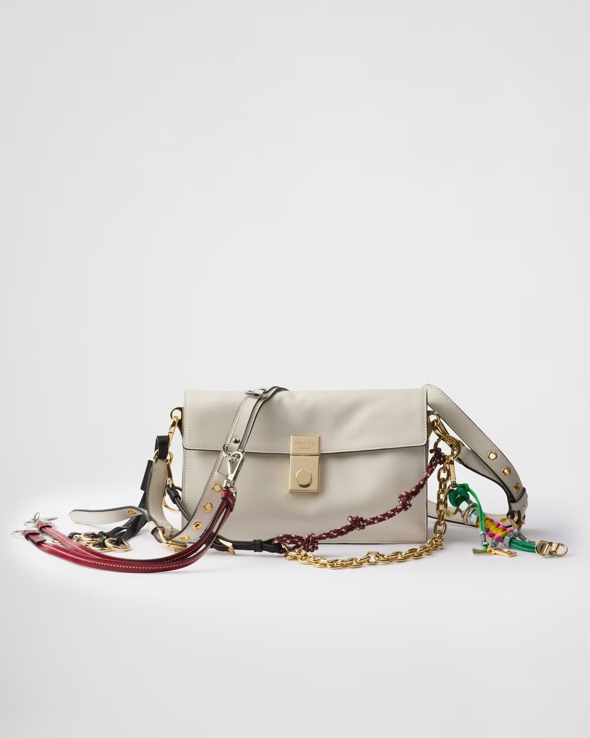 PRADA 소프트 사운드 가죽 숄더백 스몰 4백95만원