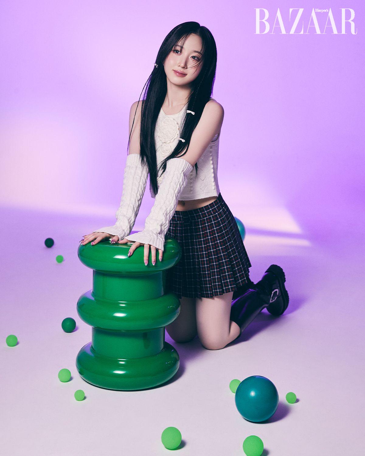 부츠는 Seesafar. 니트 베스트, 플리츠스커트, 암 워머, 이어링은 모두 스타일리스트 소장품.