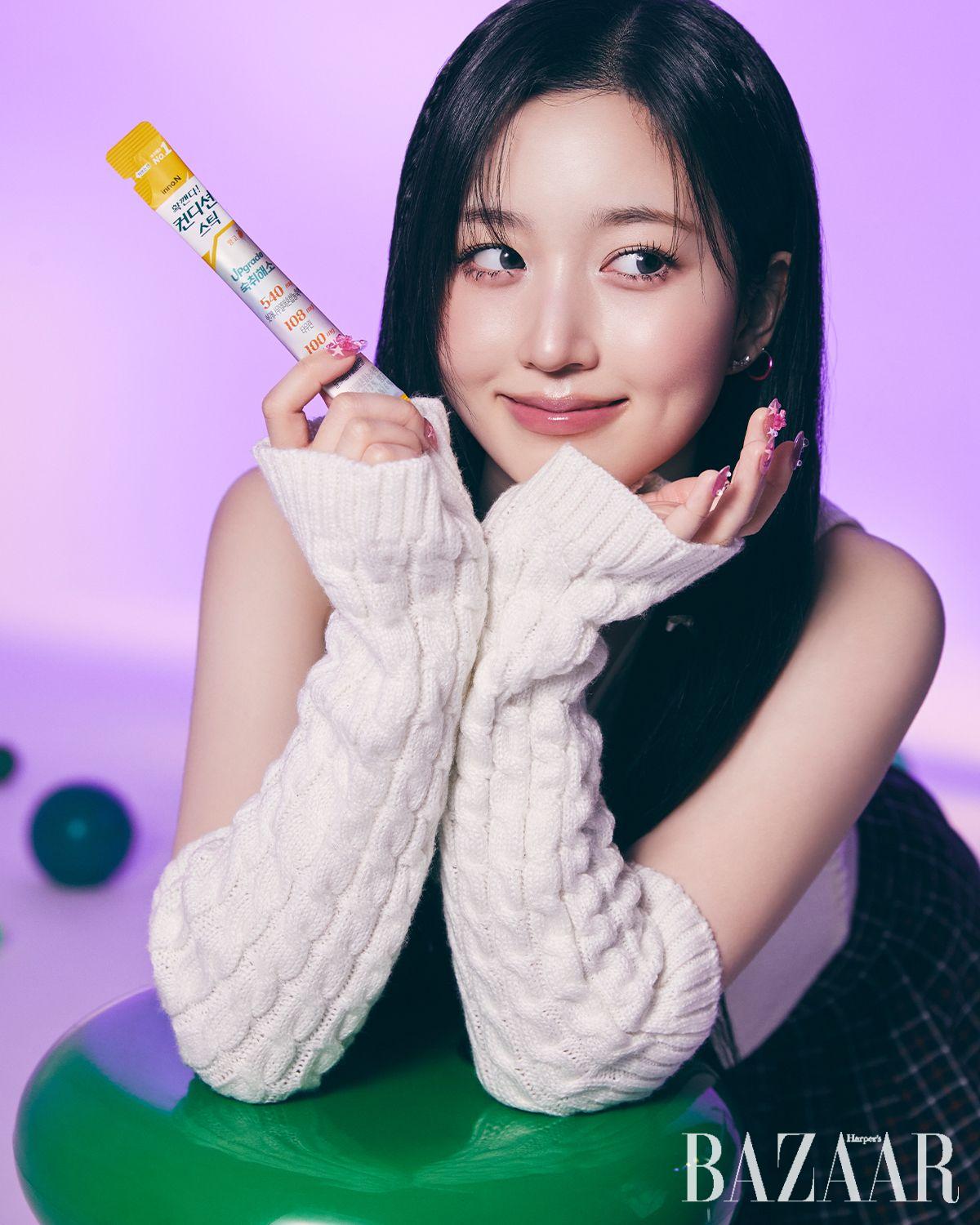 L-아르지닌이 함유되어 더 효과가 빠르고 강한 숙취 해소제 , 컨디션 스틱 망고. 니트 베스트, 플리츠스커트,암 워머, 이어링은 모두 스타일리스트 소장품.