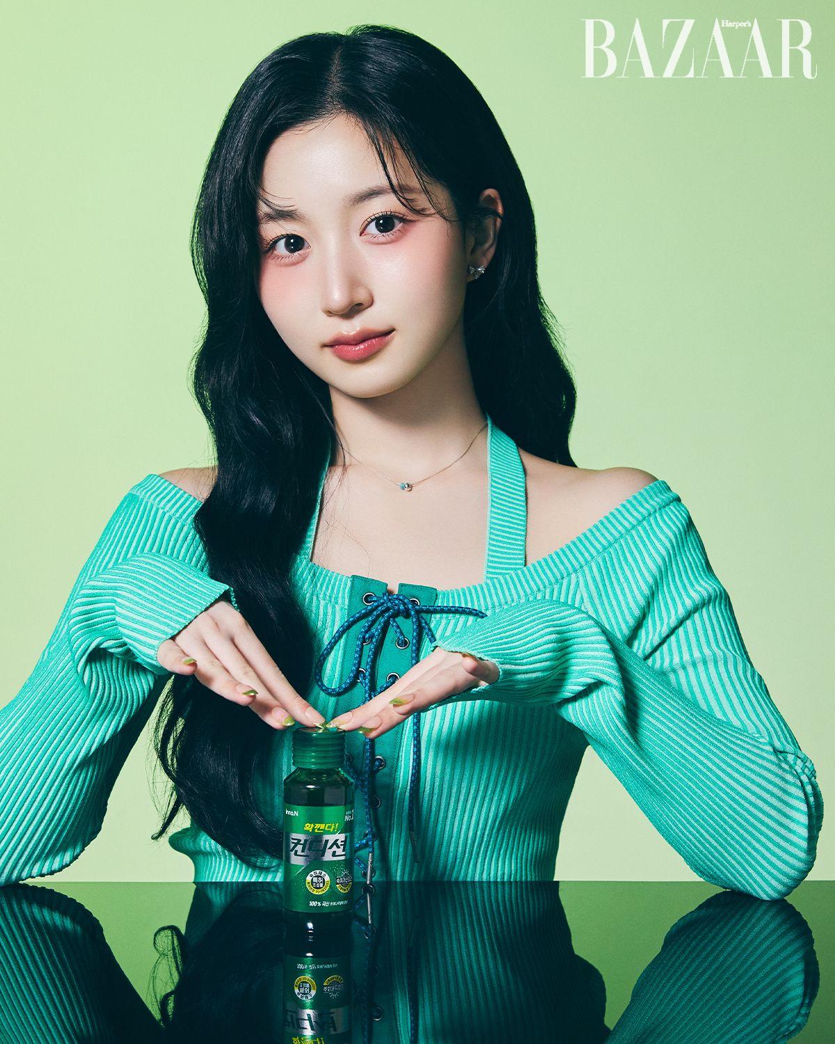 1992년부터 누적 판매량 6억 9000만 병을 기록하며 숙취 해소제 No.1으로 시장을 리드하고 있는 컨디션 헛개. 니트 톱, 귀고리, 목걸이는 모두 스타일리스트 소장품.