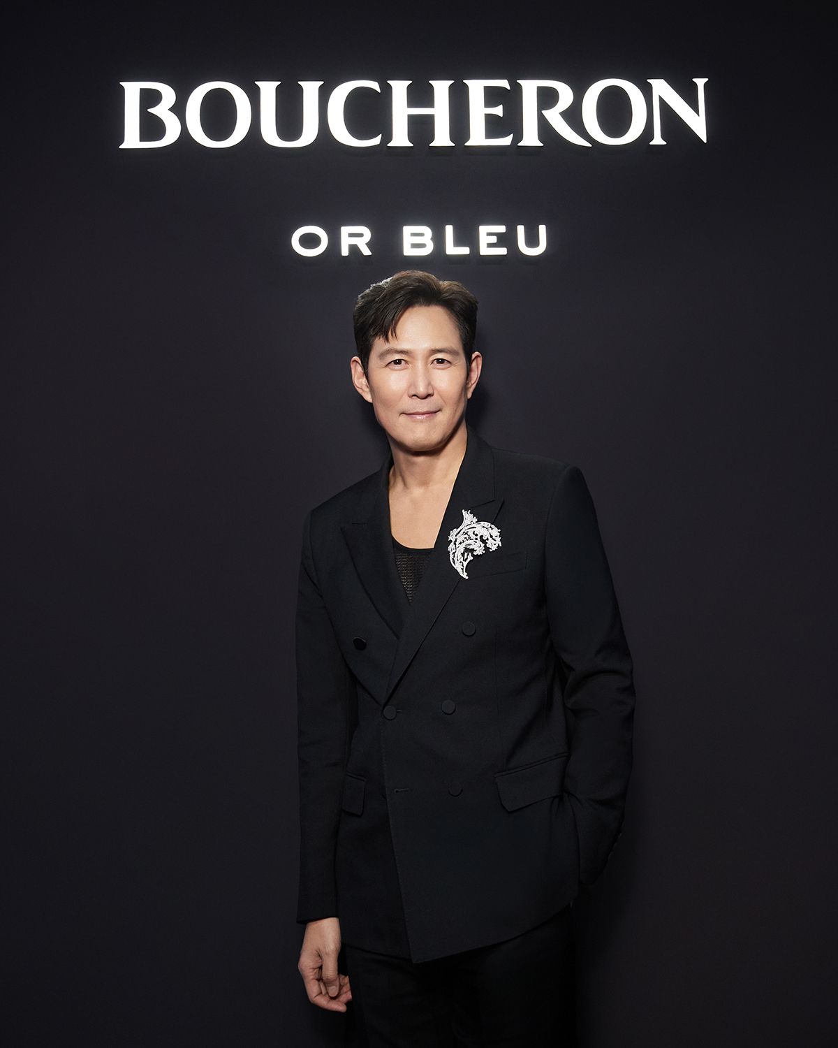 이정재의 선택은 거친 파도를 형상화한 ‘바그’ 브로치.