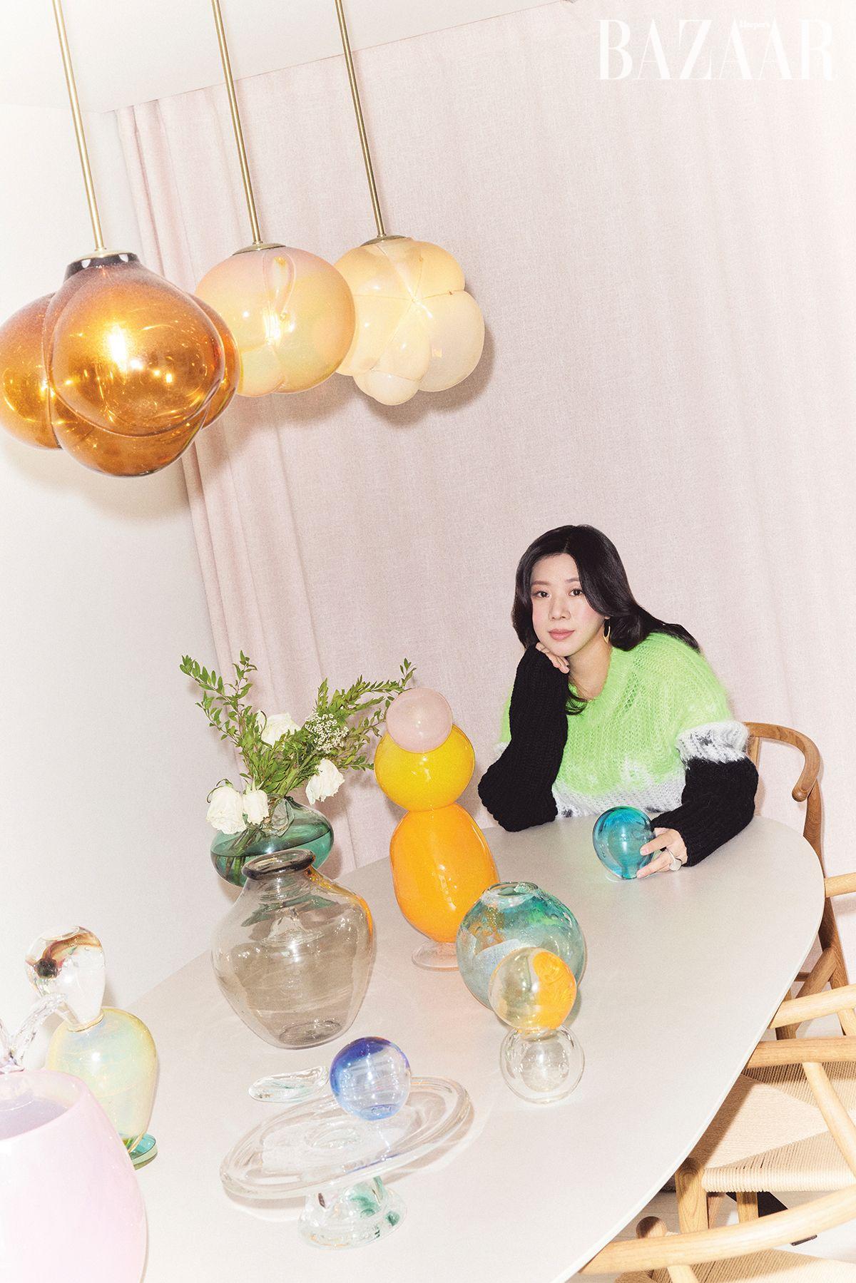 컬러풀한 유리 작품과 함께한 양유완 작가.