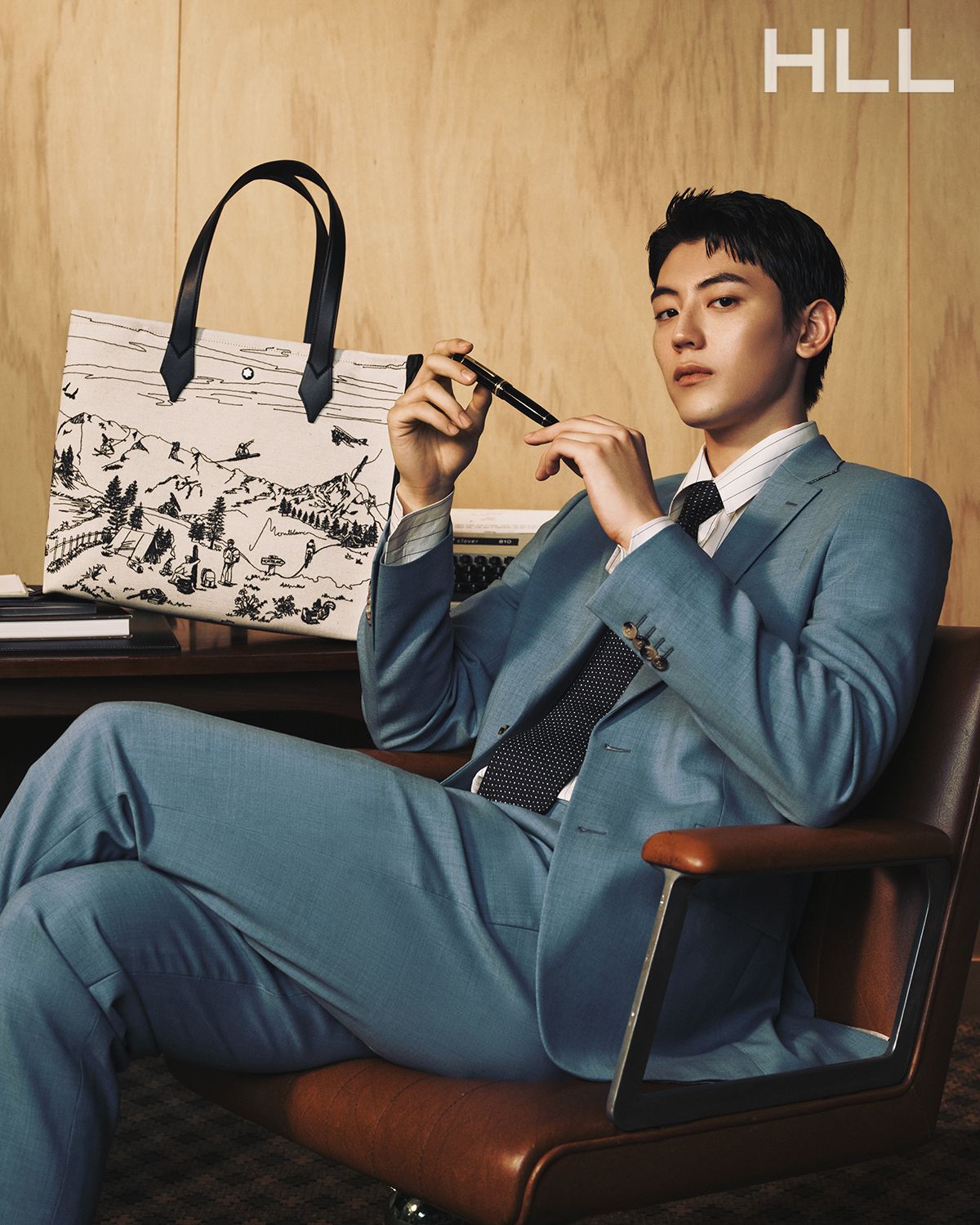테일러드 재킷, 팬츠는 모두 PAUL SMITH. 셔츠, 타이는 모두 스타일리스트 소장품.