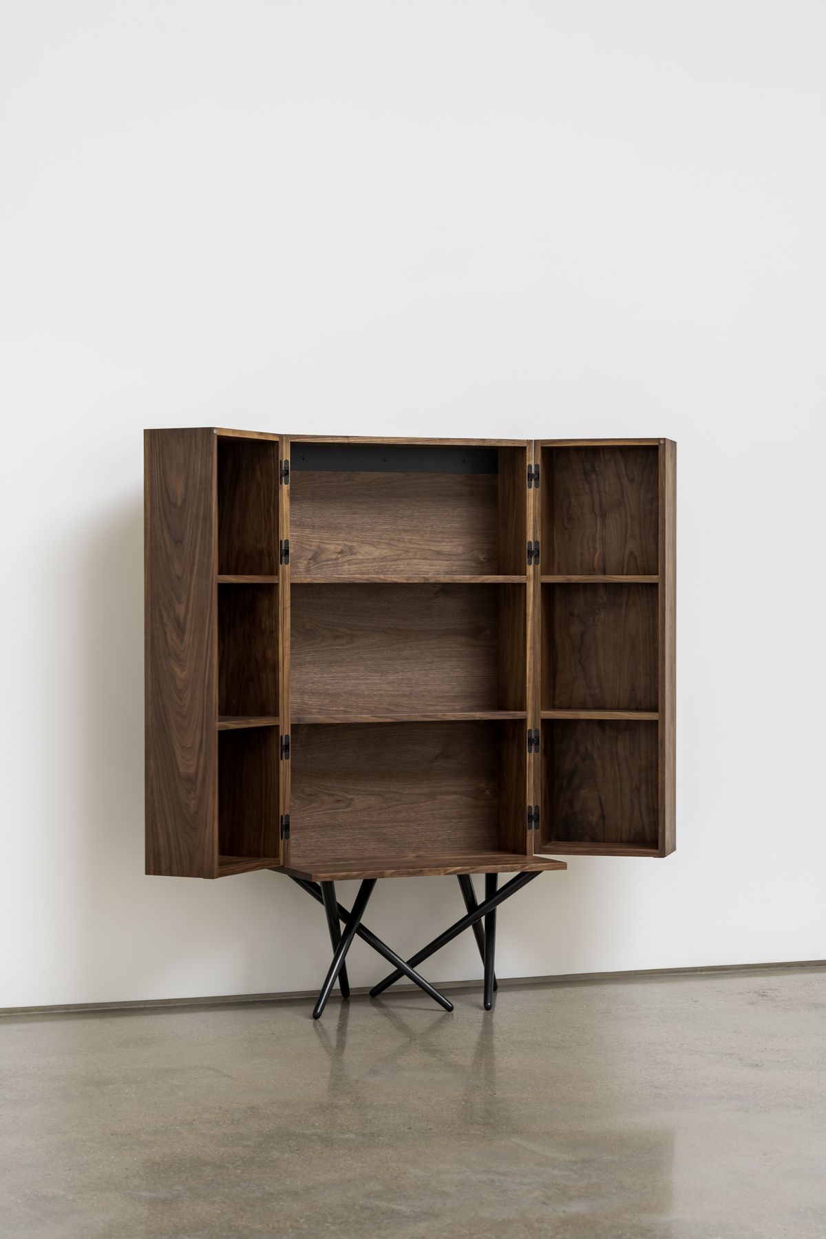 Jorge Pardo Untitled 2024 Walnut, steel 152.1 x 43 x 161.6(h) cm Courtesy of artist & PKM Gallery. 