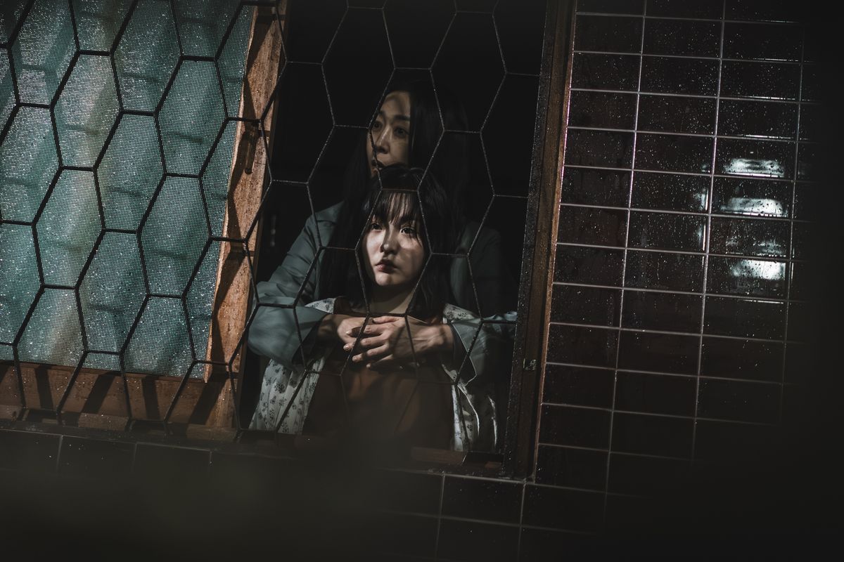 디즈니+ 시리즈 <조명가게> 스틸