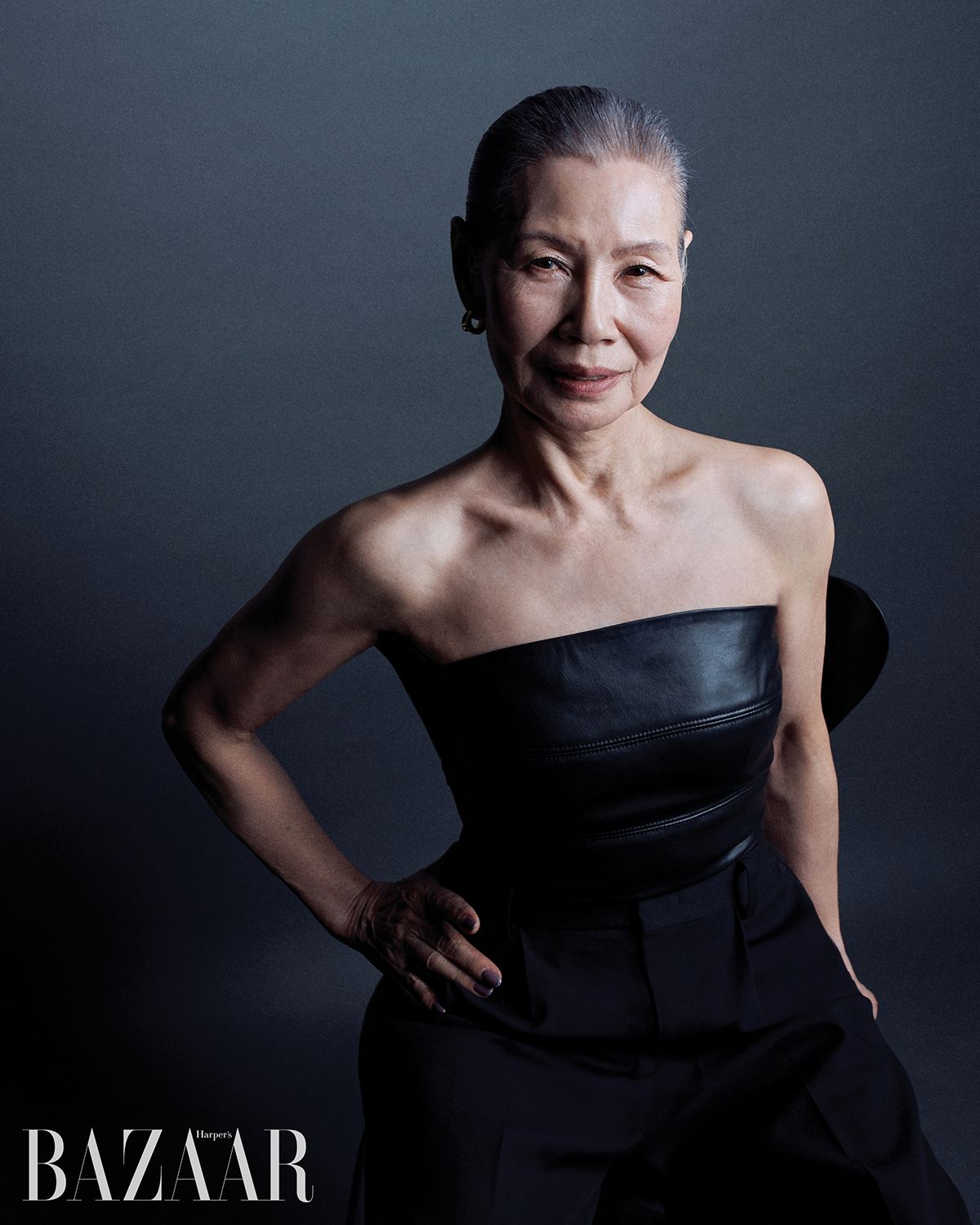 톱은 H&M. 귀고리는 Cos. 팬츠는 스타일리스트 소장품.