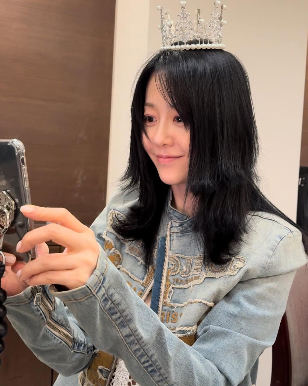 고현정의 인스타그램에서도 와이/프로젝트 재킷을 착용한 모습을 찾아볼 수 있다. 