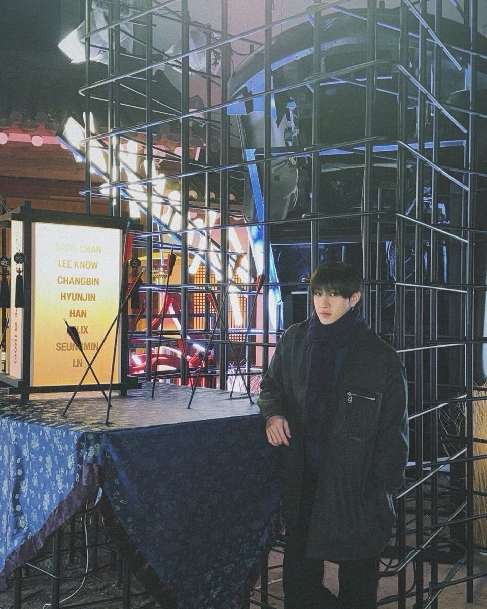 사복에도 펜디 재킷이 빠질 수 없지