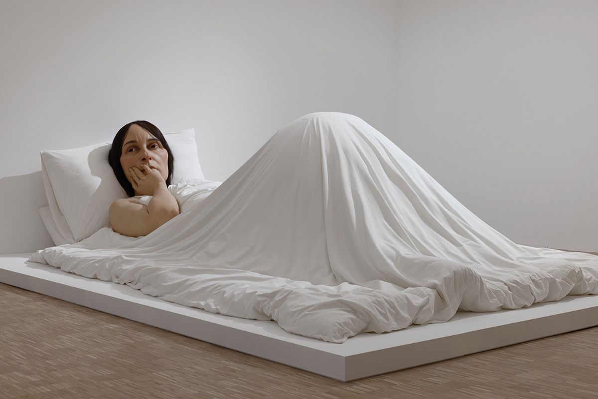 론 뮤익, <In Bed>, 2005, 혼합재료, 162x650x395cm, 까르띠에 현대미술재단 소장품. © Gautier Deblonde © Ron Mueck