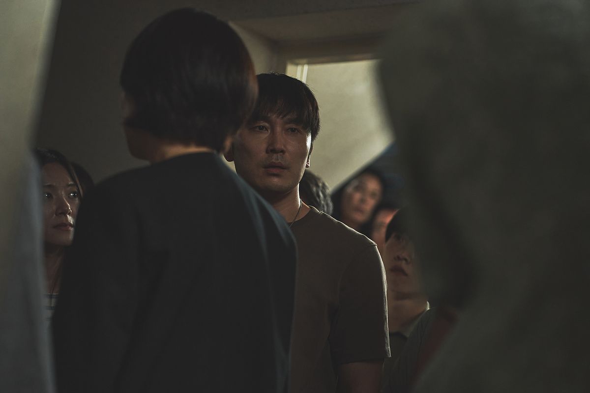 넷플릭스 영화 <84제곱미터> 스틸 
