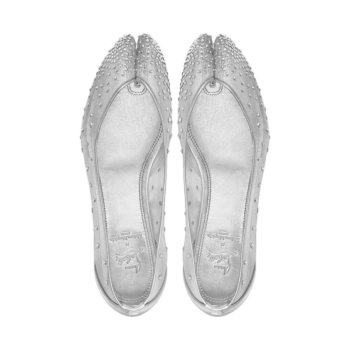 메종 마르지엘라의 ‘타비’를 재해석한 크리스찬 루부탱의 ‘Marlougiela’ 발레리나 플랫 슈즈.
