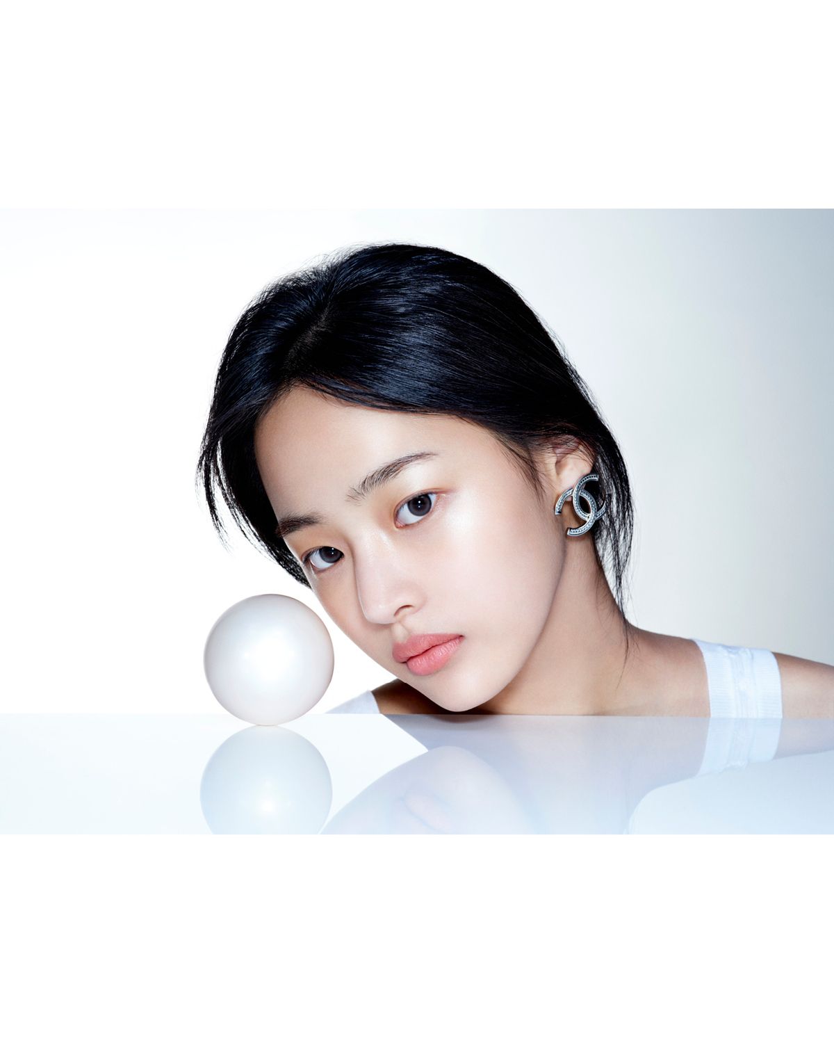 프리미에르 플라워 추출물과 나이아신아미드를 함유해 밝게 빛나는 피부로 가꿔주는 샤넬 ‘에끌라 프리미에’.