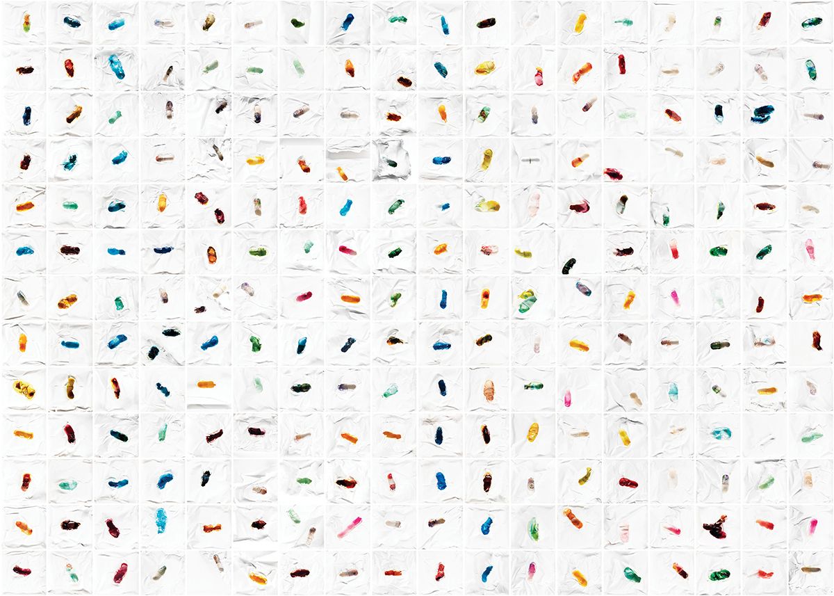 제각기 다른 알약에서 수많은 인간 군상을 은유한 작가 김승환의 <Pills> 연작. <네모심장 T>, 2023, Pigment-based Inkjet on Glossy Paper, 120x85cm.