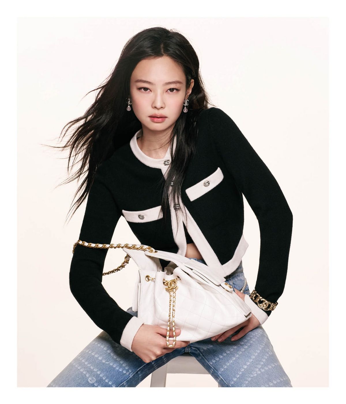 CHANEL 25 스몰 핸드백, 화이트, 9백만원대.