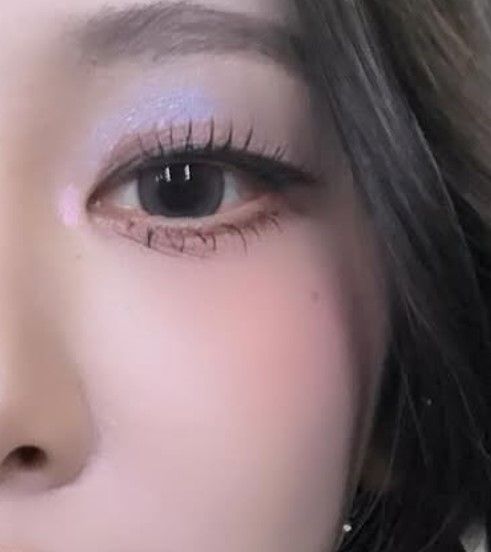열려있는 눈꼬리와 실제 점막보다 낮게 붙인 언더라인의 가닥 속눈썹