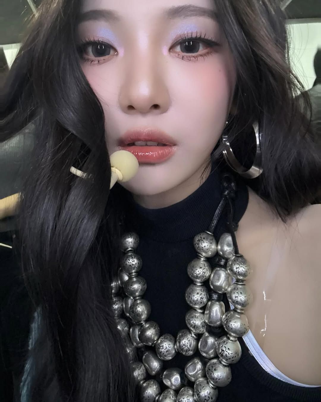 열려있는 눈꼬리와 실제 점막보다 낮게 붙인 언더라인의 가닥 속눈썹