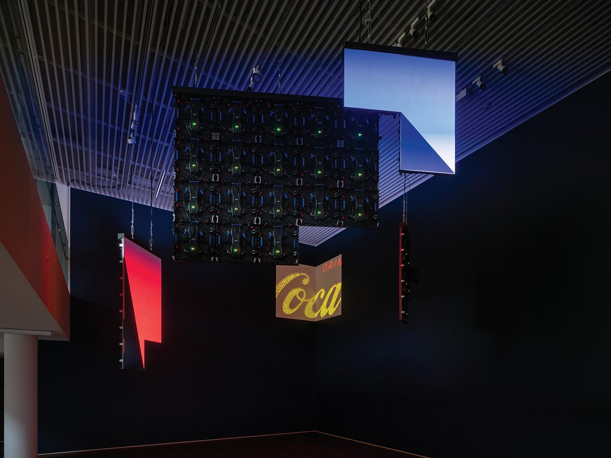<Walls>, 2024, 4채널 컨티뉴어스 비디오, LED, 아크릴 거울, 사운드, 가변 설치. © 권아람