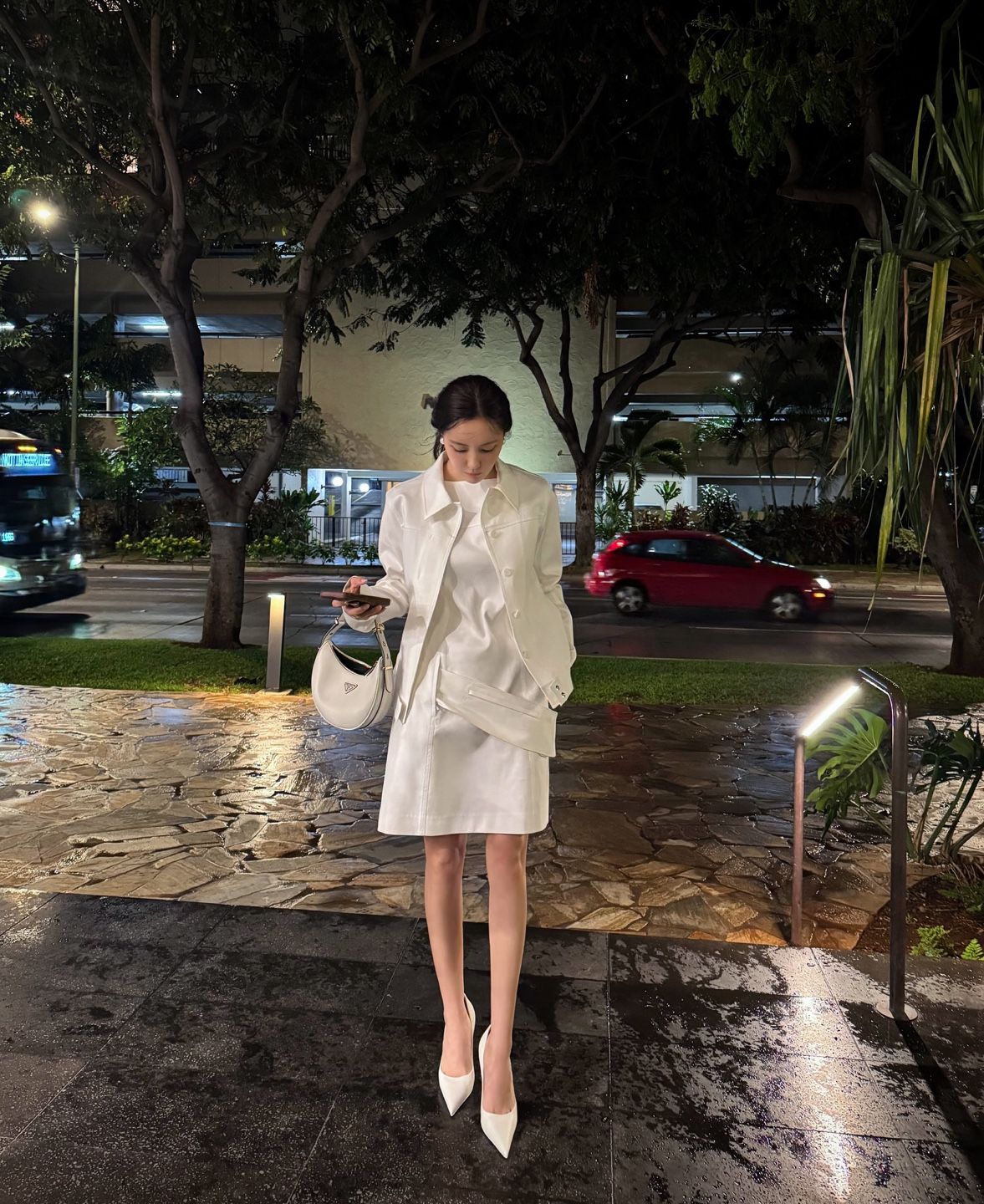캡션 이이(ÉÉ) 벨티드 포켓 드레스 23만 8천원, 크리스찬 루부탱 X 메종 마르지엘라 마르투비 25 약 195만원대, 프라다 아르케 가죽 숄더백 350만원
