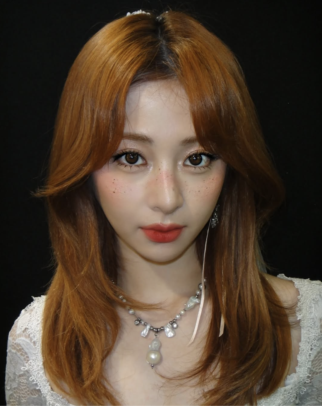 과감한 컬러와 큰 이목구비의 황금 밸런스