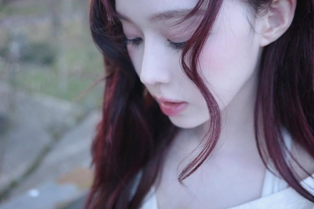 동그랗게 채운 아랫 입술의 입꼬리
