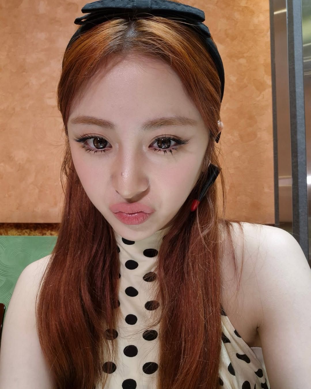 과감한 컬러와 큰 이목구비의 황금 밸런스