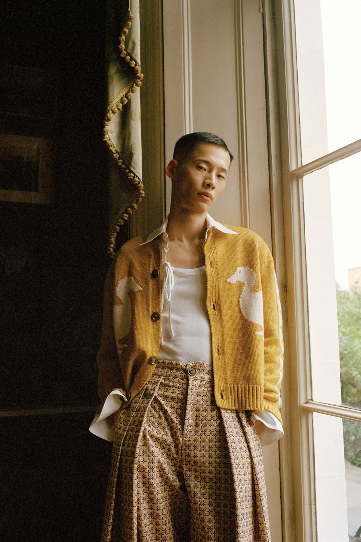 2024 S/S 캠페인 비주얼. 이 오리 카디건은 갈색 버전을 입고 행사장에 등장한 해리 스타일스 덕분에 인기템으로 등극한다.
