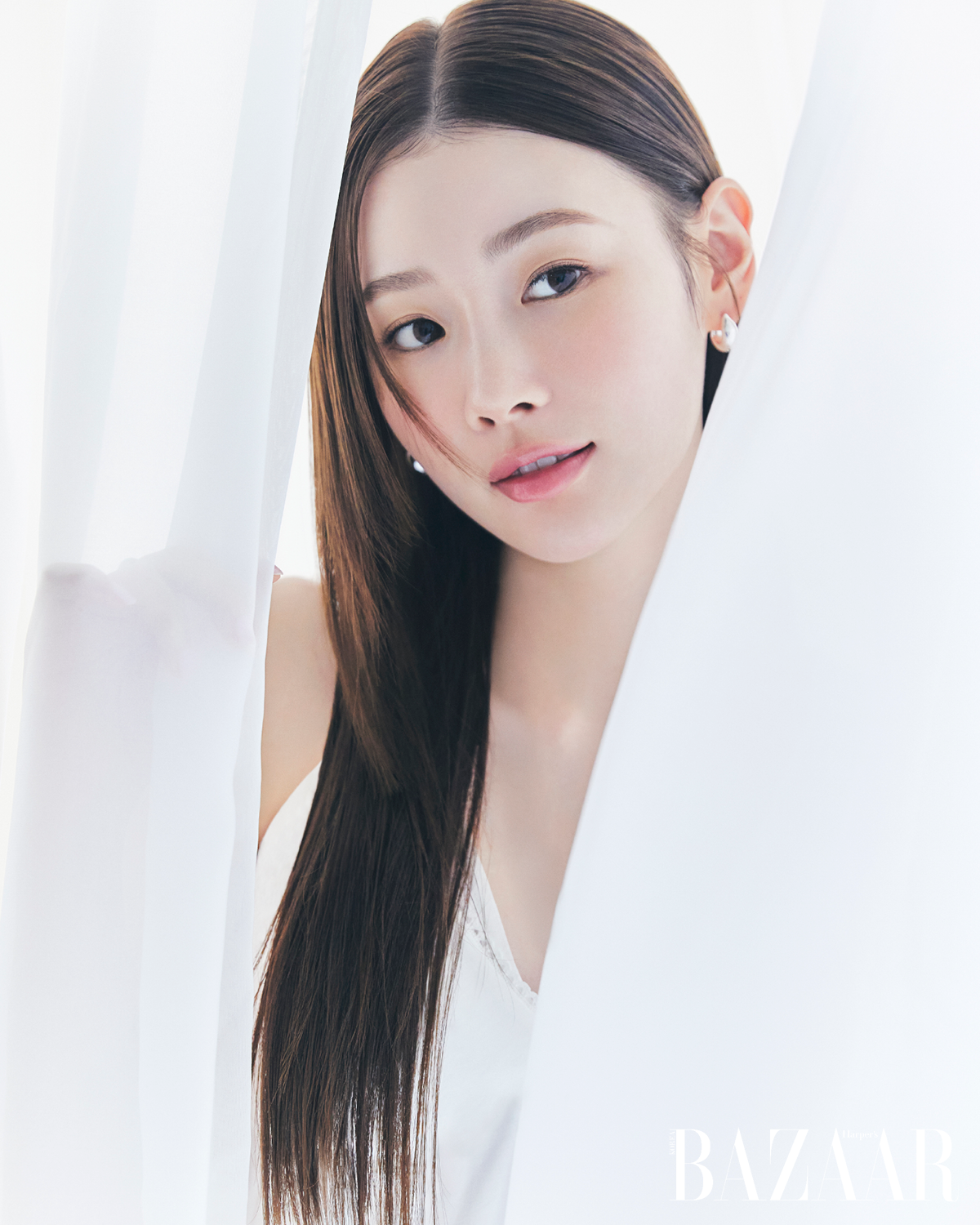 캐미솔 톱은 Gabriel Lee. 귀걸이는 Cos.