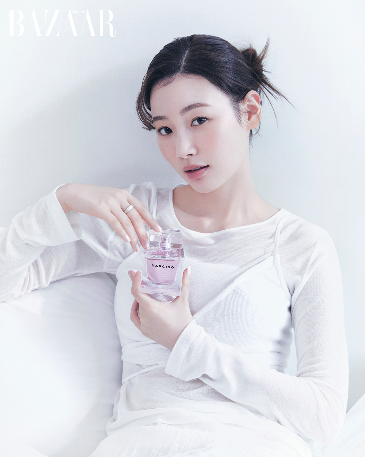 티셔츠와 뷔스티에는 Own Feature Colour. 스커트는 Nuuanu. 반지는 스타일리스트 소장품.
