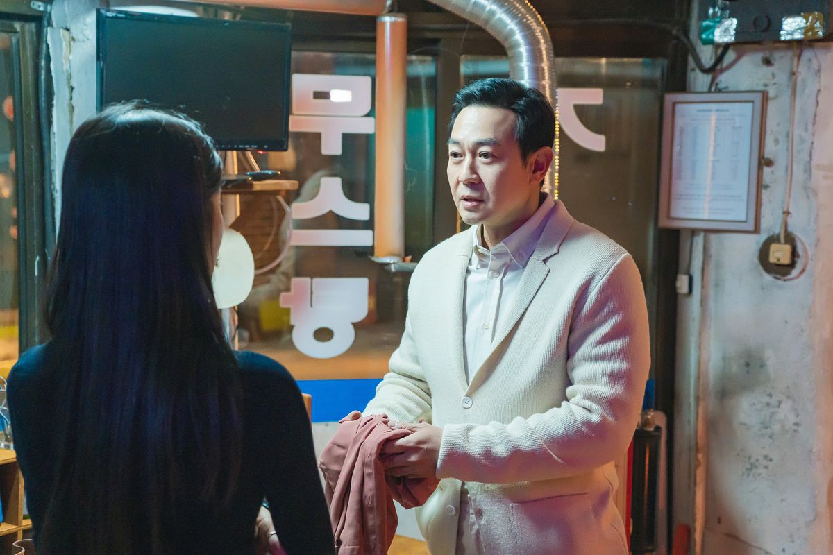디즈니+ 시리즈 <메스를 든 사냥꾼> 스틸