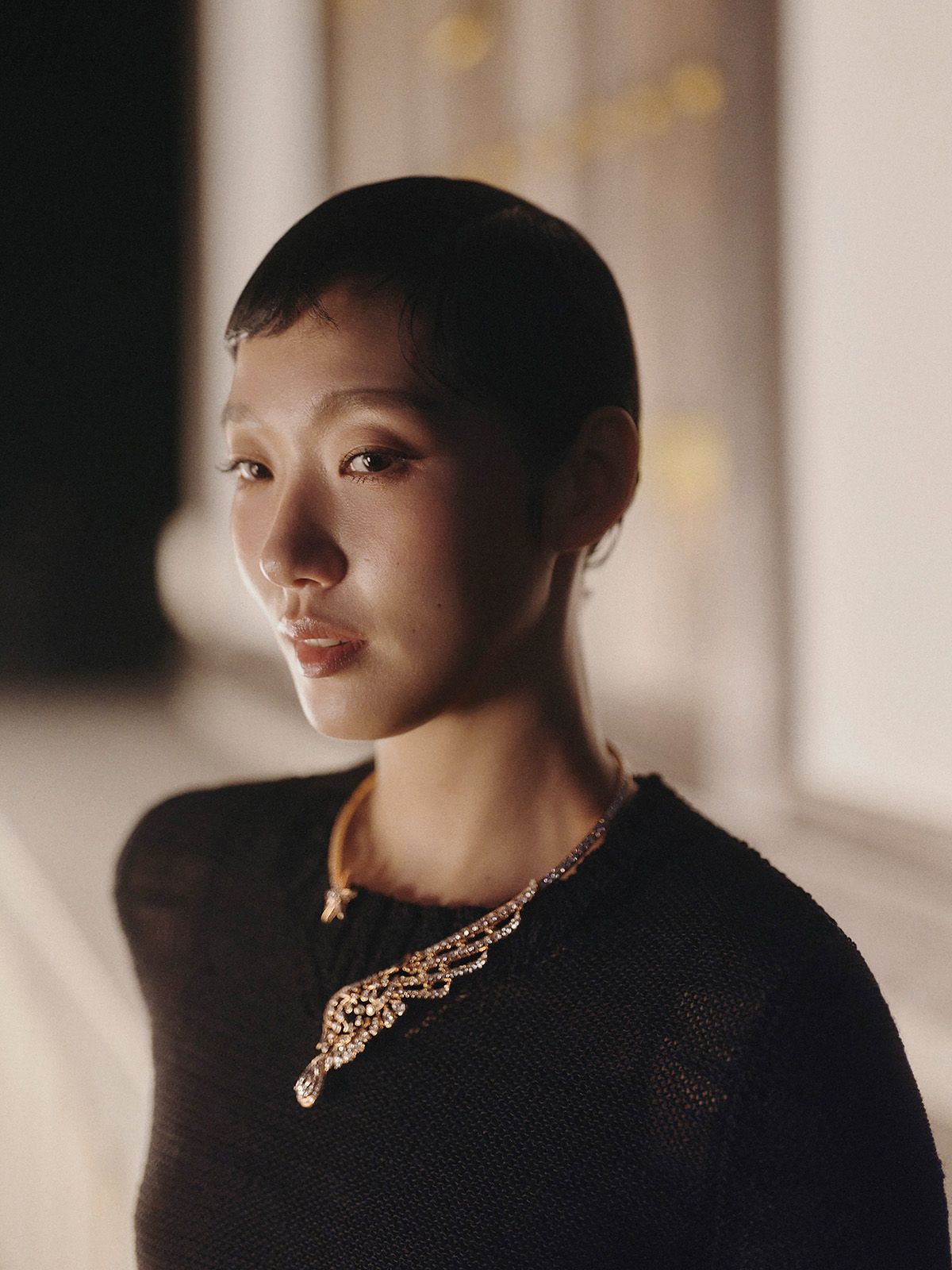 이날 김고은은 블랙 니팅 드레스에 ‘와일드 앳 하트(Wild at Heart)’ 네크리스와 링을 착용했다.