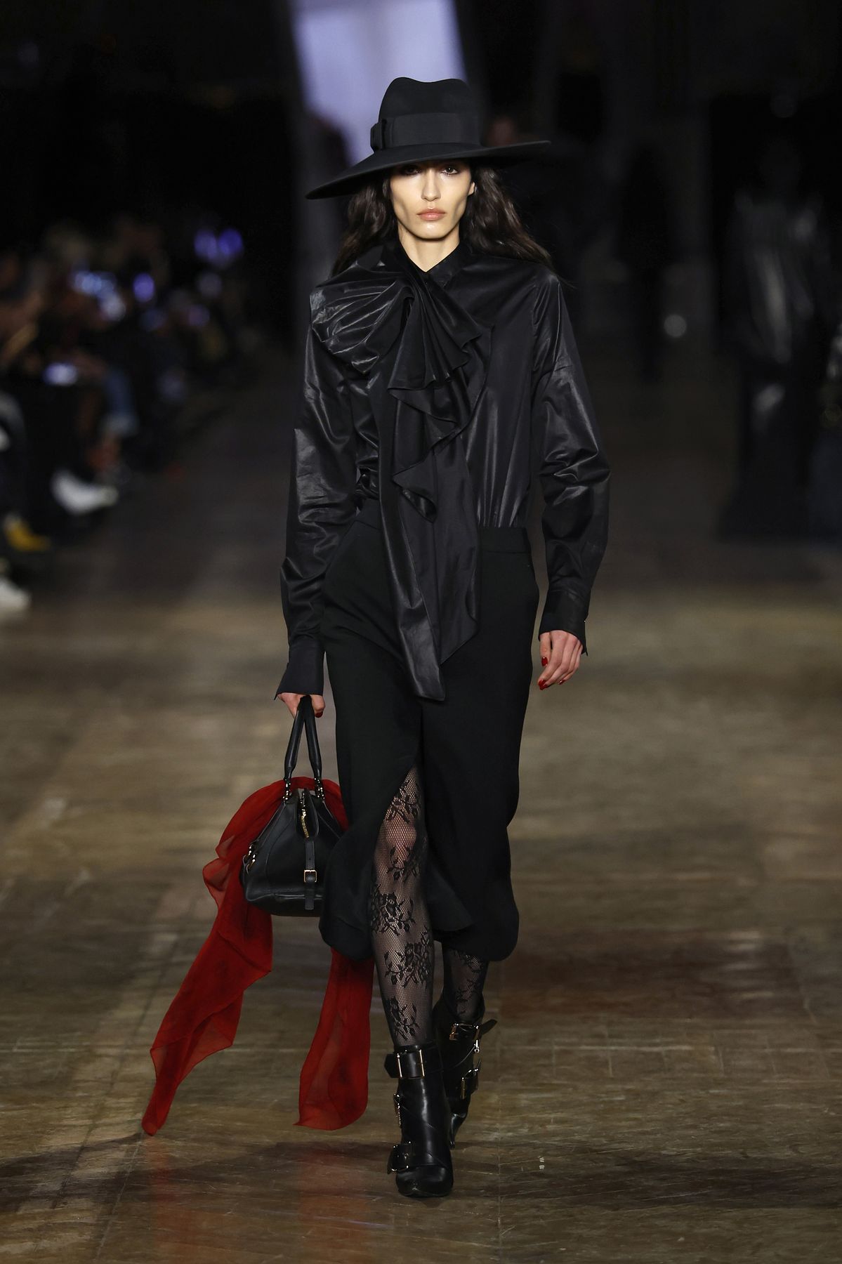McQueen 2025 가을 겨울 컬렉션 (GETTY IMAGES)
