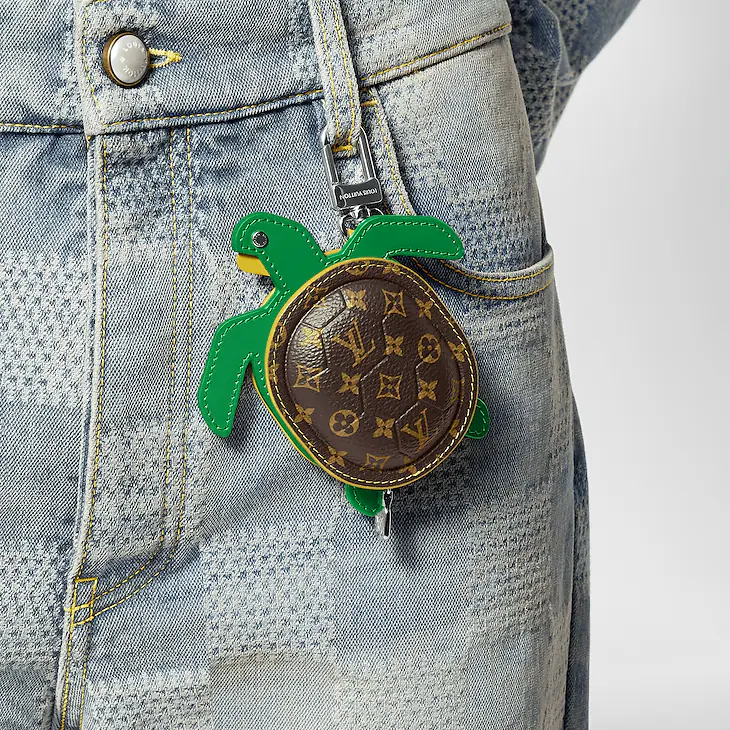 Louis Vuitton LV 터틀(LV Turtle) 파우치 백 참, 130만 원대