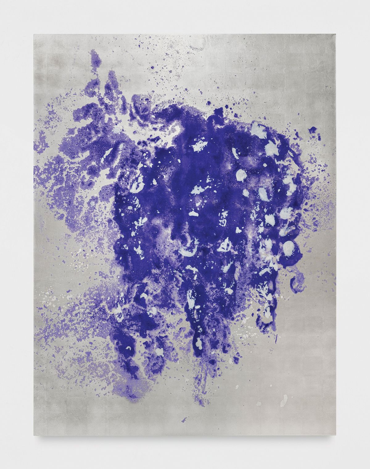 <등나무(Wisteria)>, 2023, Paint on canvas, colored inks on white gold leaf. 사진: Claire Dorn / Perrotin