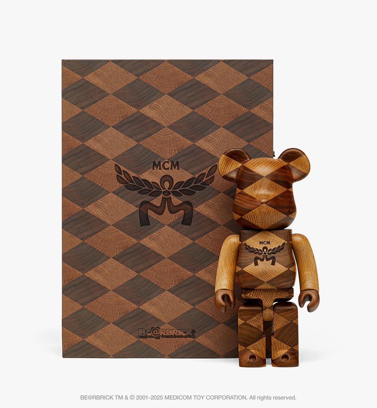 MCM 로고가 각인된 정교한 목공 기술로 완성한 우드 에디션, MCM X BE@RBRICK Karimoku 400%