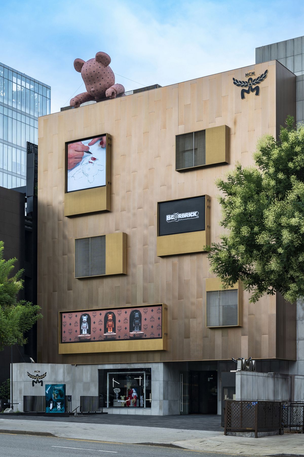MCM ‘BE@RBRICK in MCM Wonderland’ 전시 전경