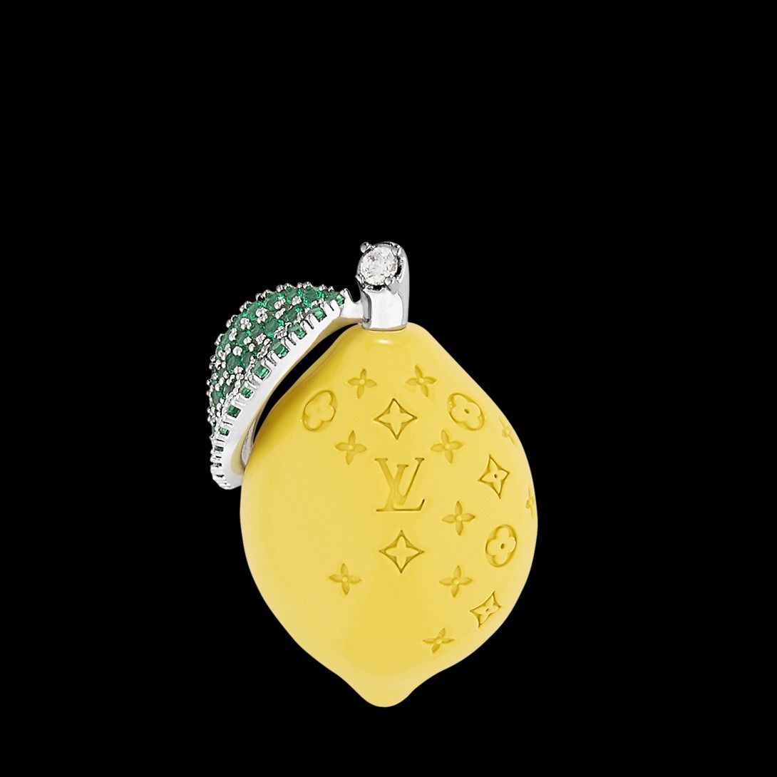 레몬 모티프 브로치는 89만원 Louis Vuitton.