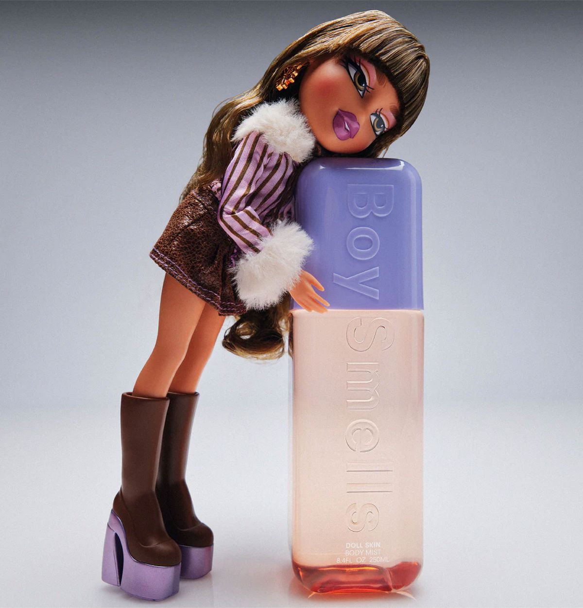 브랏츠(Bratz) 인형과 콜라보레이션해 탄생한 Doll Skin Musk. 초현실적인 고광택 피부 향에 대한 해석과 함께 하이틴 감성을 비주얼에 담아냈다.