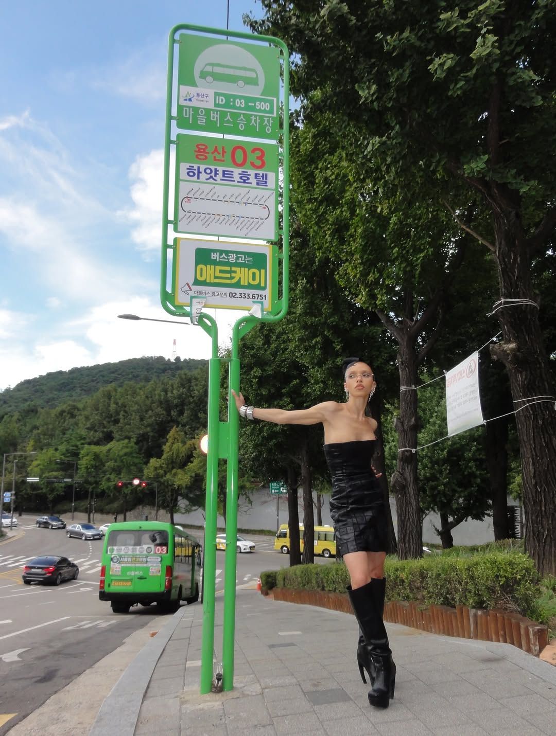 버스 정류장 앞에서 포즈를 취한 FKA 트위그스
