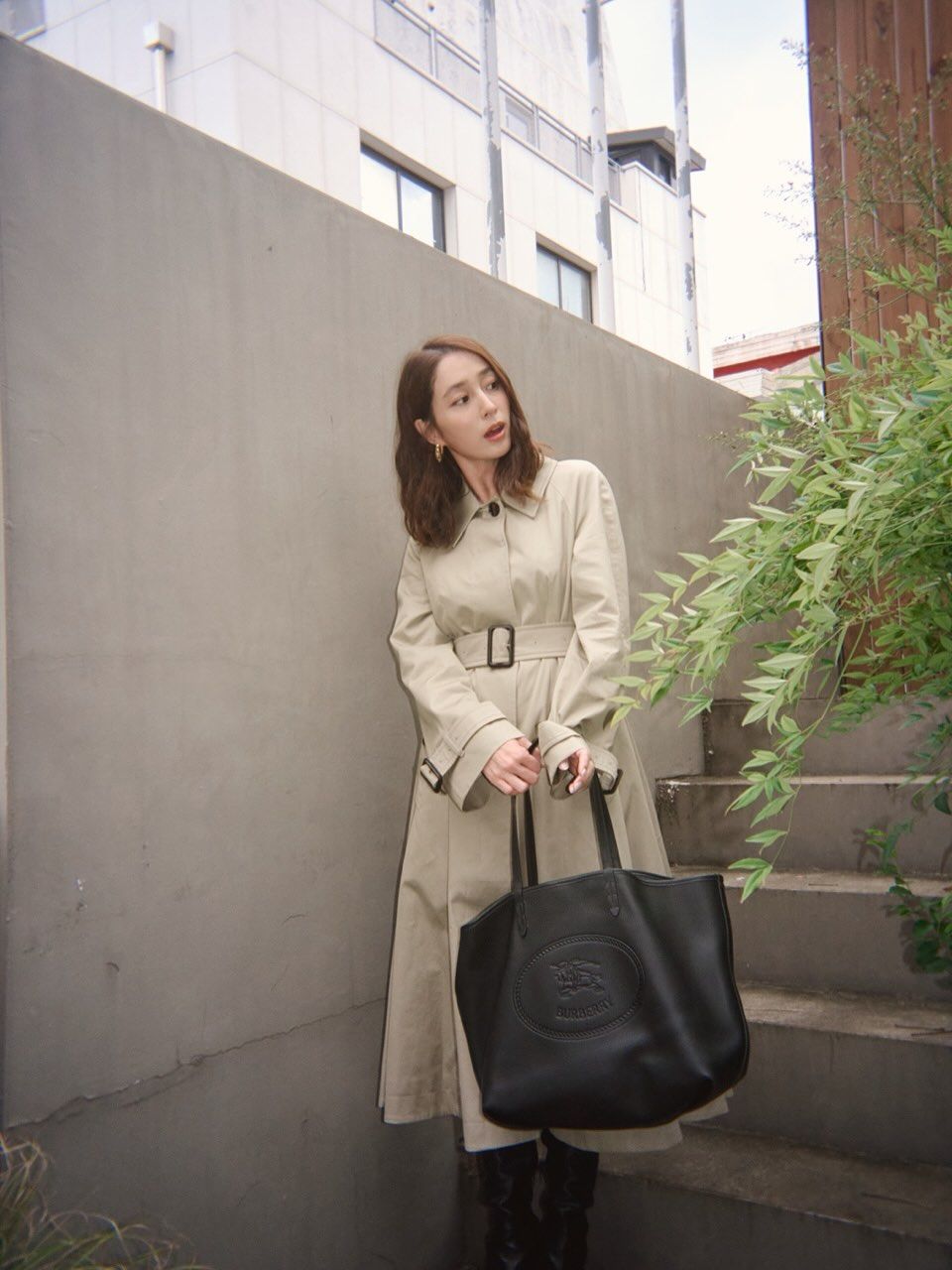 트렌치코트와 버버리 하이랜드 토트백으로 가을 분위기를 물씬 풍긴 이민정