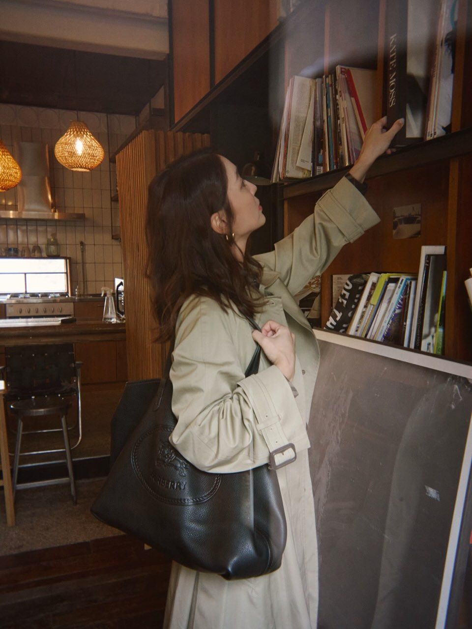 버버리 하이랜드 토트백을 든 이민정