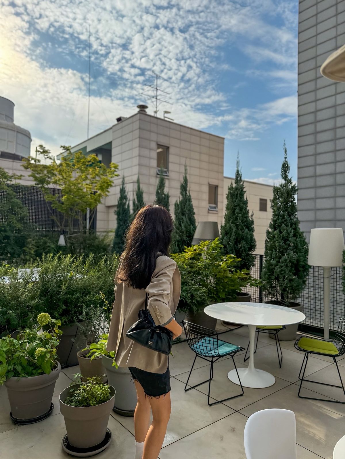 채정안이 베이지 컬러 자켓, 블랙 쇼츠와 함께 매치한 프라다 다다 백