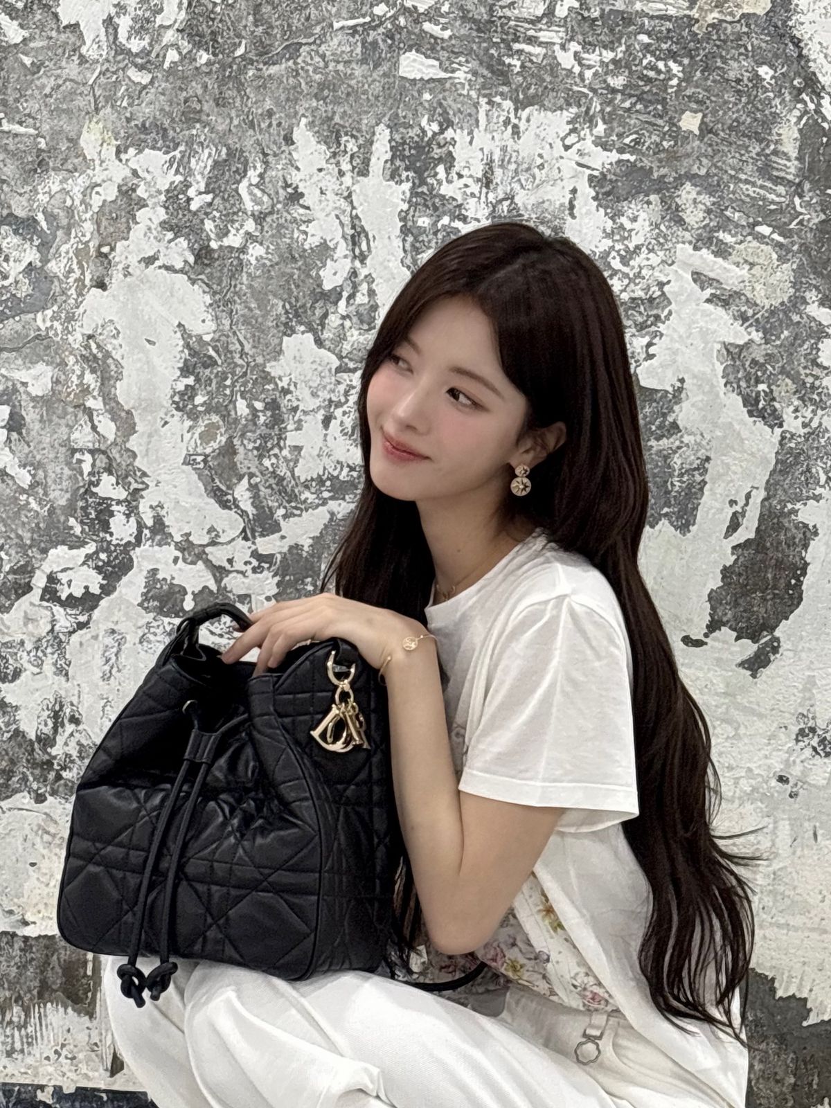 올화이트 룩에 매치한 노정의의 디올 디모션 백
