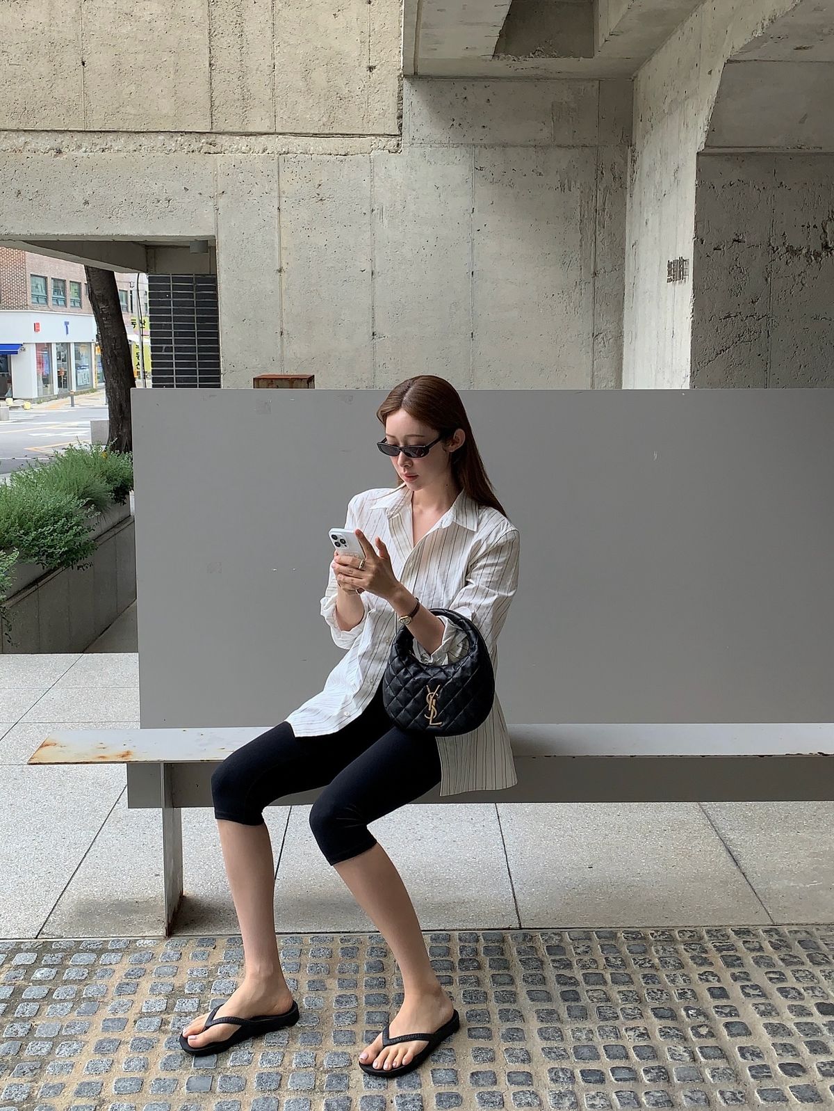 셔츠에 생로랑 이카리노 백을 매치한 차정원